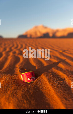 Eine weggeworfene Tomatenform in der Wüste Wadi Rum, Jordanien, Naher Osten Stockfoto