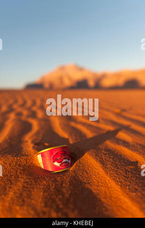 Eine weggeworfene Tomatenform in der Wüste Wadi Rum, Jordanien, Naher Osten Stockfoto