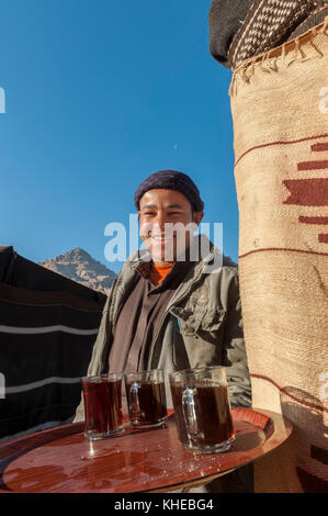 Serviert Tee im Wadi Rum Desert Camp, Jordanien, Naher Osten Stockfoto