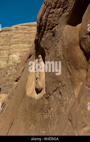 Das Schnitzen von König Abdullah i Geschnitzt in einem Felsen in der arabischen Wüste im Wadi Rum, Jordanien Stockfoto