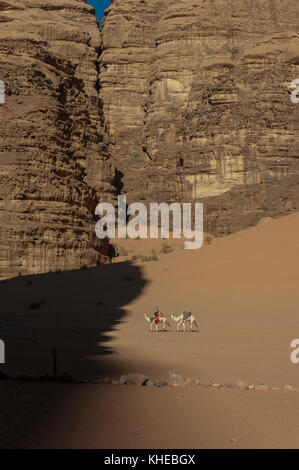 Beduinen auf einem Kamel reiten in Wadi Rum, Jordanien, Naher Osten Stockfoto