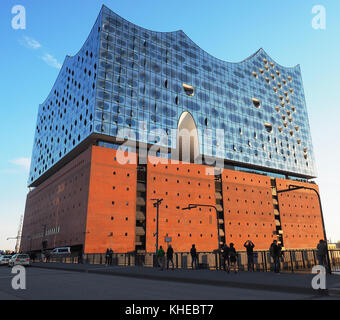 Elbphilharmonie in der Morgendämmerung. Das Gebäude enthält Konzertsäle, ein Hotel und Apartments (Architekten: Herzog & de Meuron) - Hamburg, Deutschland Stockfoto