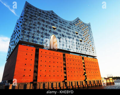 Elbphilharmonie in der Morgendämmerung. Das Gebäude enthält Konzertsäle, ein Hotel und Apartments (Architekten: Herzog & de Meuron) - Hamburg, Deutschland Stockfoto