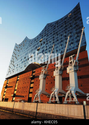 Elbphilharmonie in der Morgendämmerung. Das Gebäude enthält Konzertsäle, ein Hotel und Apartments (Architekten: Herzog & de Meuron) - Hamburg, Deutschland Stockfoto