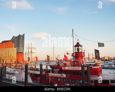 Blick vom unteren Hafen über die Elbe auf die Elbphilharmonie. Das neue Wahrzeichen von Hamburg enthält Konzertsäle, ein Hotel und Appartements und wurde von den Schweizer Architekten Herzog und De Meuron, Hamburg, Deutschland Stockfoto