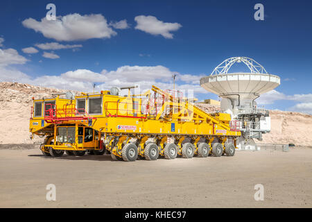 ALMA CAMP, ATACAMA WÜSTE, CHILE - FEB. 15, 2011: Gelbes Fahrzeug für den Transport von Funkantennen Stockfoto