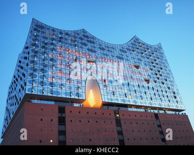 Elbphilharmonie in der Morgendämmerung. Das Gebäude enthält Konzertsäle, ein Hotel und Apartments (Architekten: Herzog & de Meuron) - Hamburg, Deutschland Stockfoto