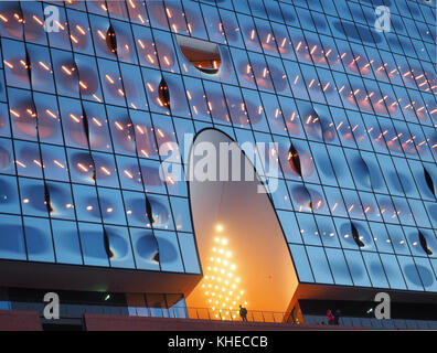 Elbphilharmonie in der Morgendämmerung. Das Gebäude enthält Konzertsäle, ein Hotel und Apartments (Architekten: Herzog & de Meuron) - Hamburg, Deutschland Stockfoto