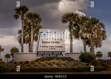 CAPE CANAVERAL, USA - MÄR. 28, 2012: Wegweiser zum Besucherzentrum des John F. Kennedy Space Center Stockfoto