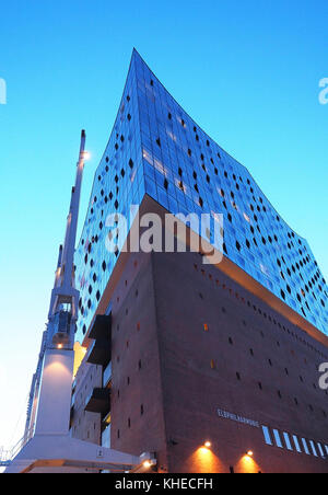 Elbphilharmonie in der Morgendämmerung. Das Gebäude enthält Konzertsäle, ein Hotel und Apartments (Architekten: Herzog & de Meuron) - Hamburg, Deutschland Stockfoto