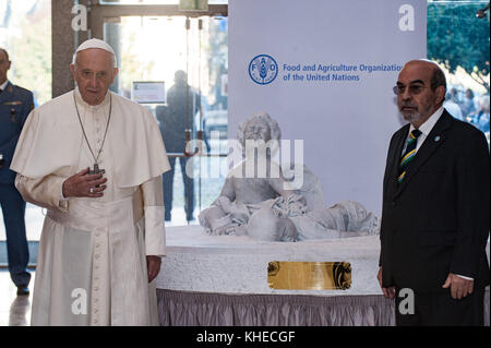 Papst Franziskus, der von ihm ausgelassen wurde, und FAO-Generaldirektor José Graziano da Silva stehen neben einer Marmorstatue, die die Tragödie der Migration darstellt, die der Pontiff bei seinem Besuch der Ernährungs- und Landwirtschaftsorganisation der Vereinten Nationen (FAO) anlässlich des Welternährungstages in Rom gespendet hat. Aufmachung: Papst Franziskus, José Graziano da Silva Wo: ROM, Lazio, Italien Wenn: 16. Oktober 2017 Kredit: IPA/WENN.com......................................... Stockfoto