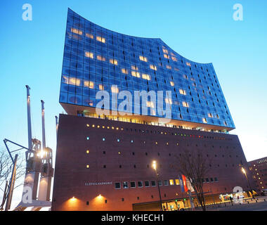 Elbphilharmonie in der Morgendämmerung. Das Gebäude enthält Konzertsäle, ein Hotel und Apartments (Architekten: Herzog & de Meuron) - Hamburg, Deutschland Stockfoto