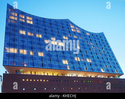 Elbphilharmonie in der Morgendämmerung. Das Gebäude enthält Konzertsäle, ein Hotel und Apartments (Architekten: Herzog & de Meuron) - Hamburg, Deutschland Stockfoto