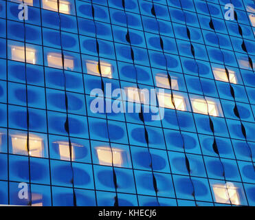 Elbphilharmonie in der Morgendämmerung. Das Gebäude enthält Konzertsäle, ein Hotel und Apartments (Architekten: Herzog & de Meuron) - Hamburg, Deutschland Stockfoto