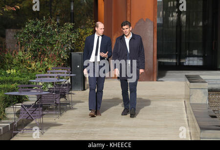 The Duke of Cambridge (links) mit Matt Brittin, Googles Chef von Europa, dem Nahen Osten und Afrika, als er zum letzten Treffen der Taskforce der Royal Foundation zur Prävention von Cybermobbing bei Google in King's Cross, London, eintrifft. Stockfoto