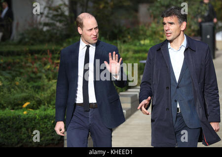 The Duke of Cambridge (links) mit Matt Brittin, Googles Chef von Europa, dem Nahen Osten und Afrika, als er zum letzten Treffen der Taskforce der Royal Foundation zur Prävention von Cybermobbing bei Google in King's Cross, London, eintrifft. Stockfoto