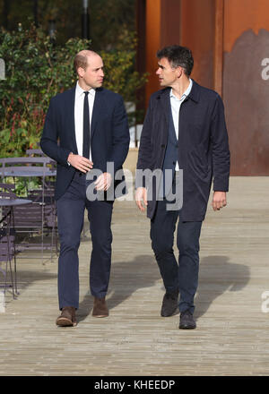 The Duke of Cambridge (links) mit Matt Brittin, Googles Chef von Europa, dem Nahen Osten und Afrika, als er zum letzten Treffen der Taskforce der Royal Foundation zur Prävention von Cybermobbing bei Google in King's Cross, London, eintrifft. Stockfoto