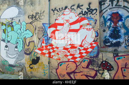 Farbenfrohe Graffiti schmücken die Mauer einer kleinen Straße in der Plaka-Region in Athen, Griechenland Stockfoto