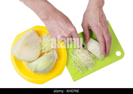 Kochen eine leckere Gemüsesuppe Kohl muss fein in Streifen Hand gehackt und ein scharfes Messer. auf weißem Top View shot isoliert werden. Stockfoto
