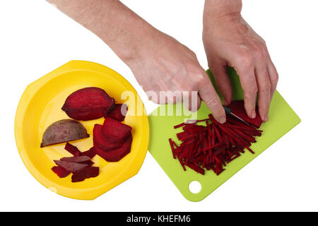 Kochen eine leckere Gemüsesuppe Zuckerrüben muss fein in Streifen mit Händen gehackt und werden mit einem scharfen Messer auf weiß Top View Studio isolierte Schuß Stockfoto