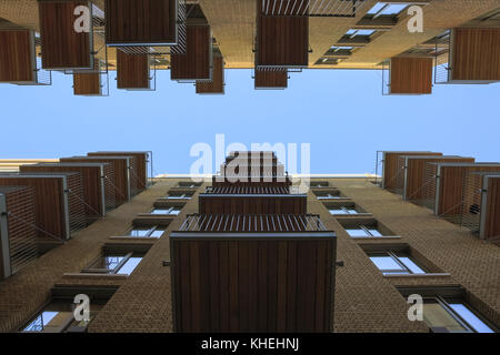 Blick modernes Appartementhaus Architektur mit geometrischen Muster von Balkonen, in Richtung blauer Himmel in Herzogin Walk, London, England Stockfoto