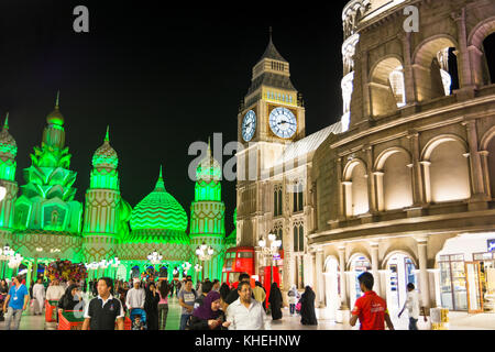 Dubai, Vereinigte Arabische Emirate - November 6, 2017: global village bei Nacht. beliebte Touristenattraktion in Dubai mit Geschäften und Restaurants aus. Stockfoto