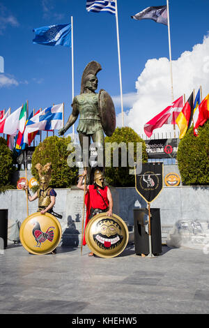 SPARTA, GRIECHENLAND - 4. NOVEMBER 2017: Krieger, die eine alte spartanische Rüstung unter der Statue von Leonidas in Sparta tragen Stockfoto