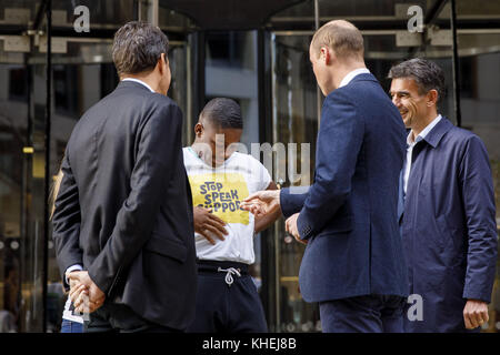 Der Duke of Cambridge spricht mit dem britischen Unternehmer Brent Hoberman (links), dem Anti-Cyber-Mobbing-Aktivisten James Okulaja (2. Links) und dem President of EMEA Business and Operations von Google, Matt Brittin (rechts), als er zur Abschlusssitzung der Taskforce zur Prävention von Cybermobbing der Royal Foundation kommt, Bei Google in King's Cross, London. Stockfoto