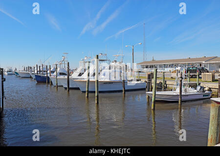 Nags Head, North Carolina- 20. Februar 2017: Charter Angeln Boote und Speichern für Ausflüge in den Gewässern der Pamlico Sound und den Atlantischen Ozean ein Stockfoto