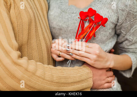 Liebhaber mit Herzen in die Hände auf Valentinstag Stockfoto
