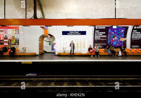 Paris, Frankreich. Der U-Bahnhof Paris - Palais Royal/Musée du Louvre. Menschen auf der Plattform Stockfoto