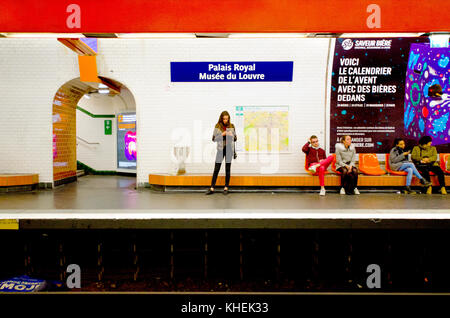 Paris, Frankreich. Der U-Bahnhof Paris - Palais Royal/Musée du Louvre. Menschen auf der Plattform Stockfoto