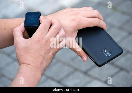 Mann mit smart Watch Stockfoto
