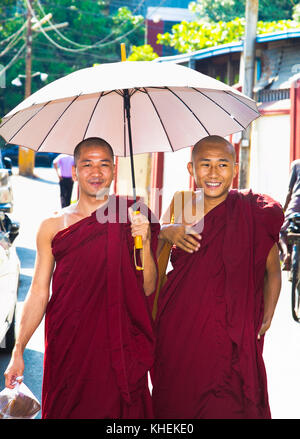 Yangon, Myanmar und dem 2. März 2017: Zwei nicht identifizierte junge Mönche wandern unter dem Dach in Yangon, Myanmar am 2. März 2017. Stockfoto