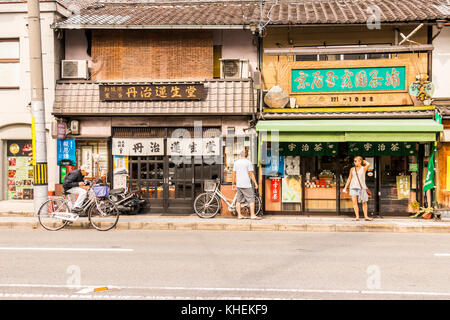 Menschen Radfahren auf den Straßen von Kyoto in Japan. Stockfoto