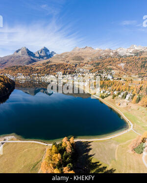 Tal des Engadins im Herbst. Alpendorf und See Stockfoto