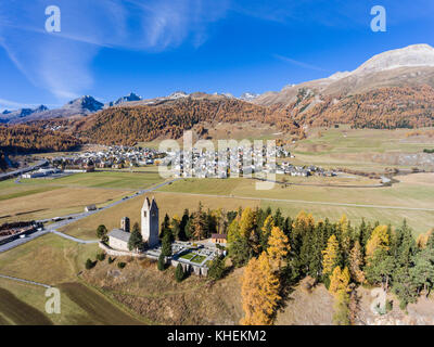 Dorf von Celerina im Engadin und Kirche San Gian Stockfoto