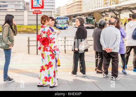 Die Menschen auf den Straßen im Stadtzentrum von Kyoto Japan Stockfoto