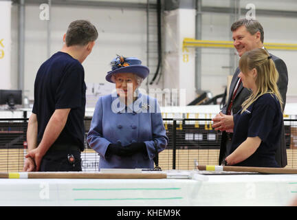 Queen Elizabeth II mit Geschäftsführer der Windkraft Division bei Siemens, Clark MacFarlane (rechts) bei einem Rundgang durch eine Rotorblattproduktionslinie bei ihrem Besuch in der Siemens Gamesa Renewable Energy Windturbine Blade Factory in Hull, Bei einem Besuch in der Stadt, um ihr Jahr als britische Kulturstadt zu markieren. Stockfoto