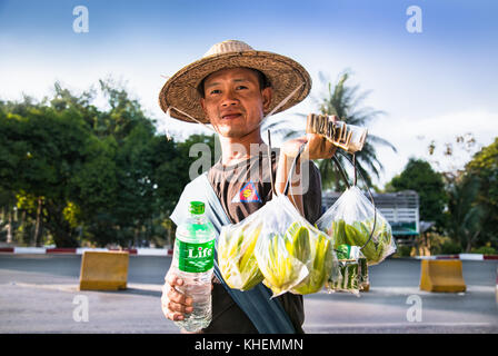 Yangon, Myanmar - 3. März 2017: burmesische armer Mann verkauf Straße Obst und Wasser auf pyay Road in Yangon am 3. März 2017. Stockfoto