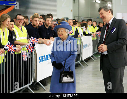 Königin Elizabeth II. Mit Clark MacFarlane (rechts), Managing Director der Wind Power Division bei Siemens, während ihres Besuchs in der Siemens Gamesa Renewable Energy Windturbinenschaufelfabrik in Hull, bei einem Besuch in der Stadt anlässlich ihres Jahres als britische Kulturstadt. Stockfoto