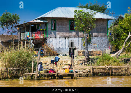 Inle See, Myanmar - März 4, 2017: Zwei burmesische Frauen waschen Wäsche von Hand in einem Kanal an der Inle See am 4. März 2017, im Zentrum von Myanmar. (Burm Stockfoto