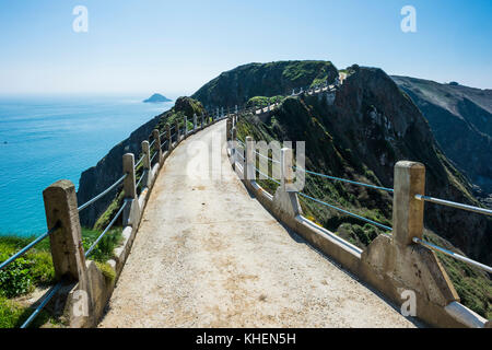 Straße zwischen den schmalen Isthmus von größeren und kleinen Sark, Kanalinseln, Großbritannien Stockfoto