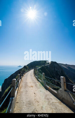 Straße zwischen den schmalen Isthmus von größeren und kleinen Sark, Kanalinseln, Großbritannien Stockfoto