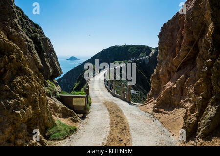 Straße zwischen den schmalen Isthmus von größeren und kleinen Sark, Kanalinseln, Großbritannien Stockfoto