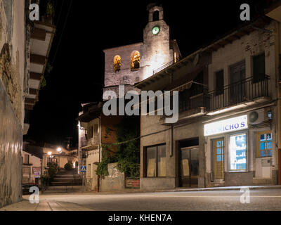 Calle Mayor e Iglesia de San Juan Bautista de Mombeltrán. Barranco de Las Cinco Villas. Valle del Tiétar. Estado de Ávila. Castilla León. España Stockfoto