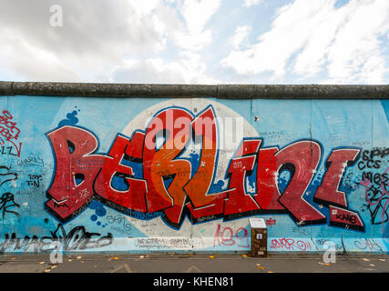 Inschrift Berlin, Malerei der Berliner Mauer East Side Gallery, Berlin, Deutschland Stockfoto