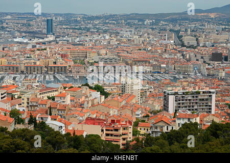 Blick von Notre-Dame de la Garde über die Stadt mit Yachthafen, Marseille, Bouches-du-Rhône-Departement Stockfoto