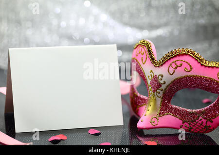 Vintage Karneval Maske und weiße Leere Karte vor der glitzernden Hintergrund Stockfoto