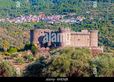 Castillo de Mombeltrán con Santa Cruz del Valle al Fondo. Barranco de Las Cinco Villas. Valle del Tiétar. Estado de Ávila. Castilla León. España Stockfoto